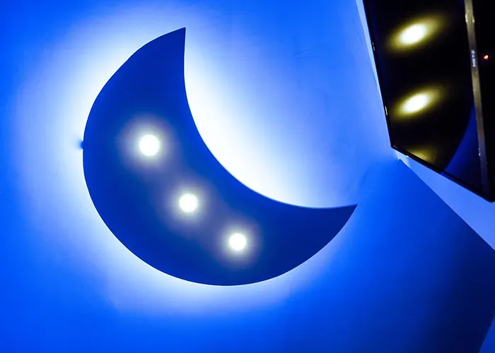 Sun & Moon בית הארחה 3*